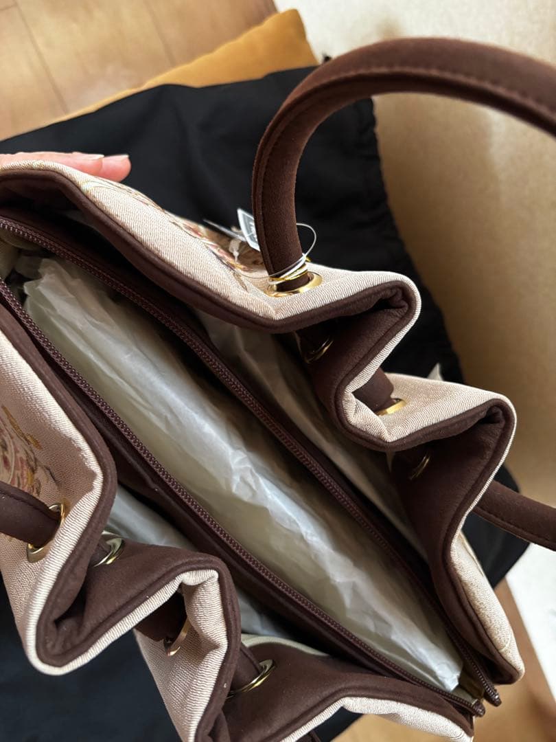 刺繍入りベージュ系ハンドバッグ