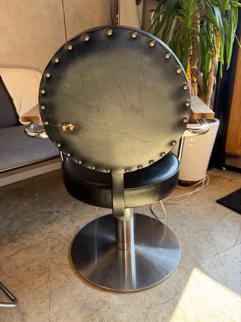 舞子。断捨離中　美容室 理容室 床屋 スタイリング カット セット チェア