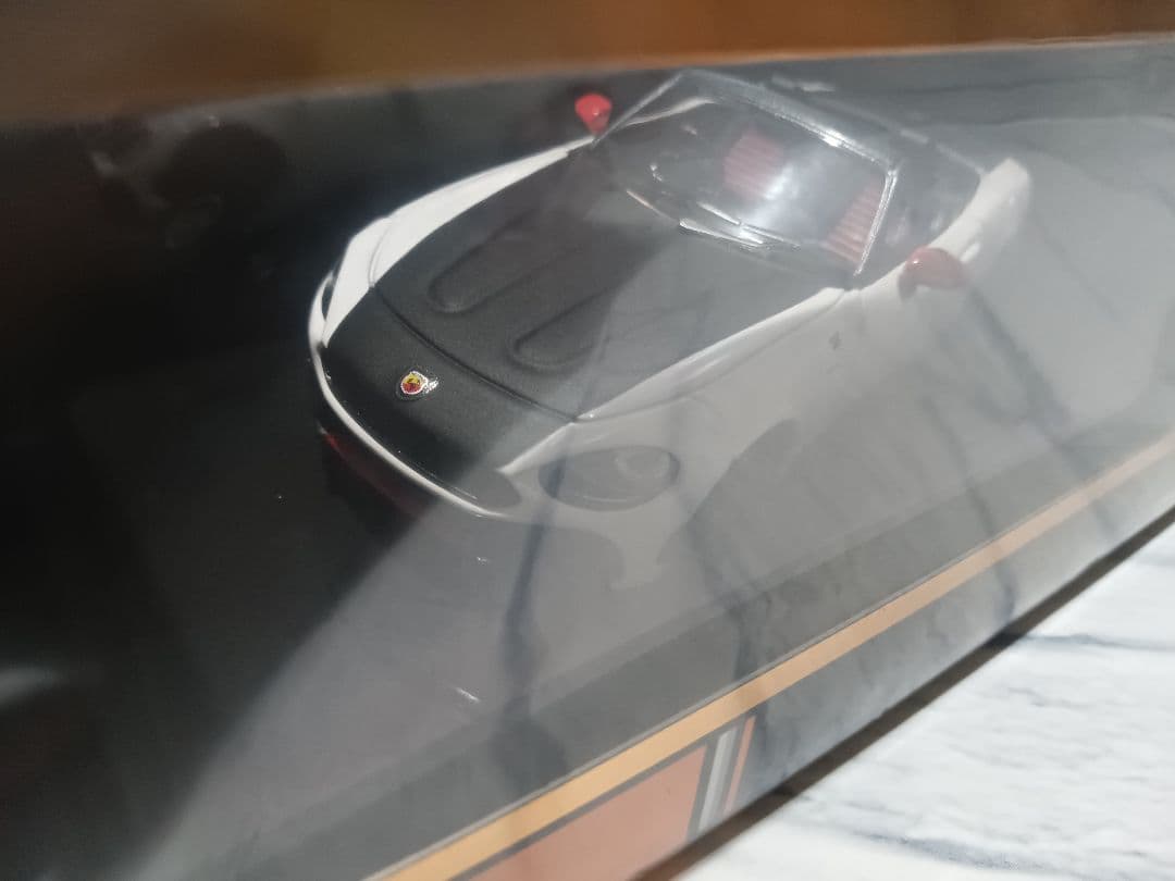 1/43 フィアット　アバルト　124スパイダー　ディーラー　ミニカー　ホワイト