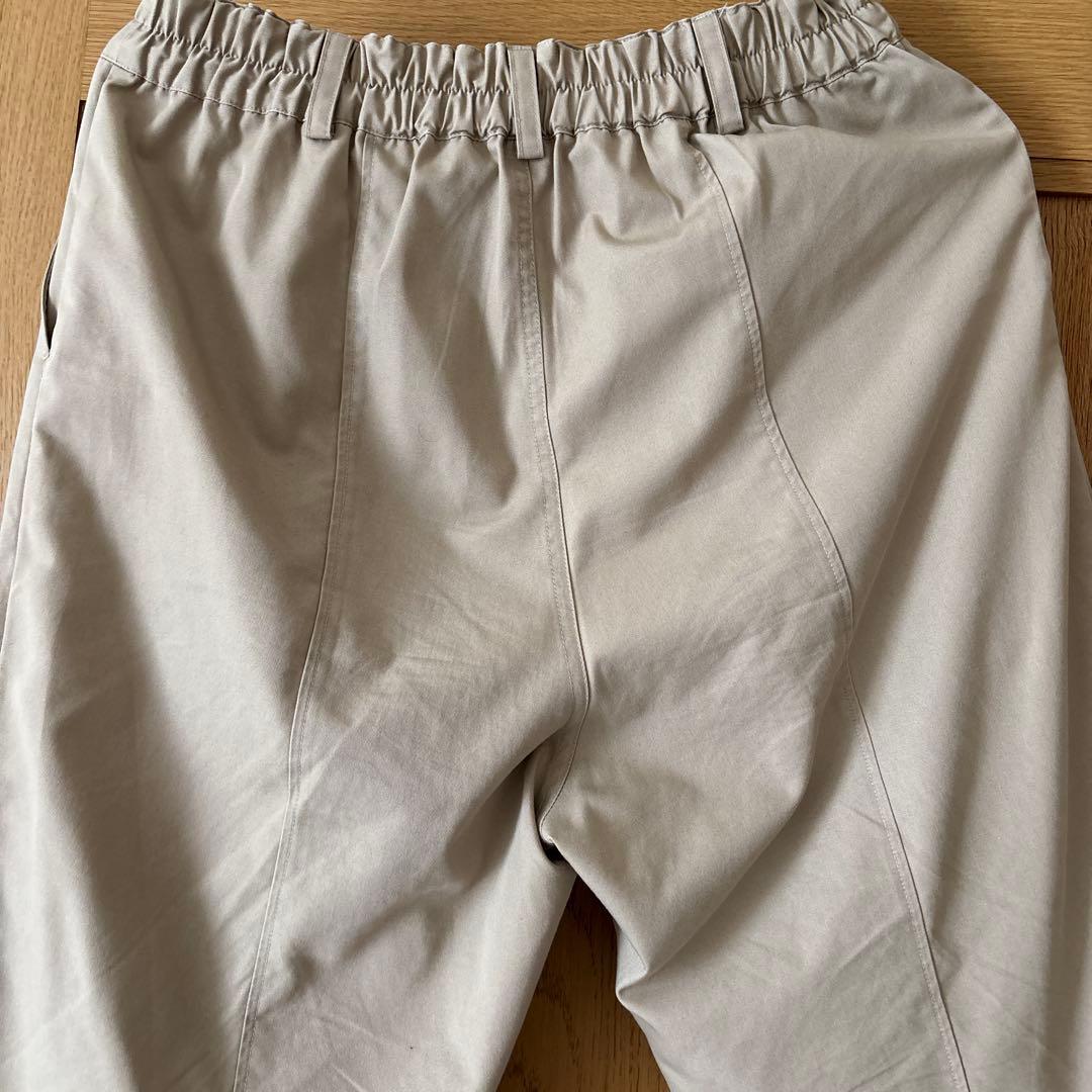 ゆったりシルエットのコクーンパンツ