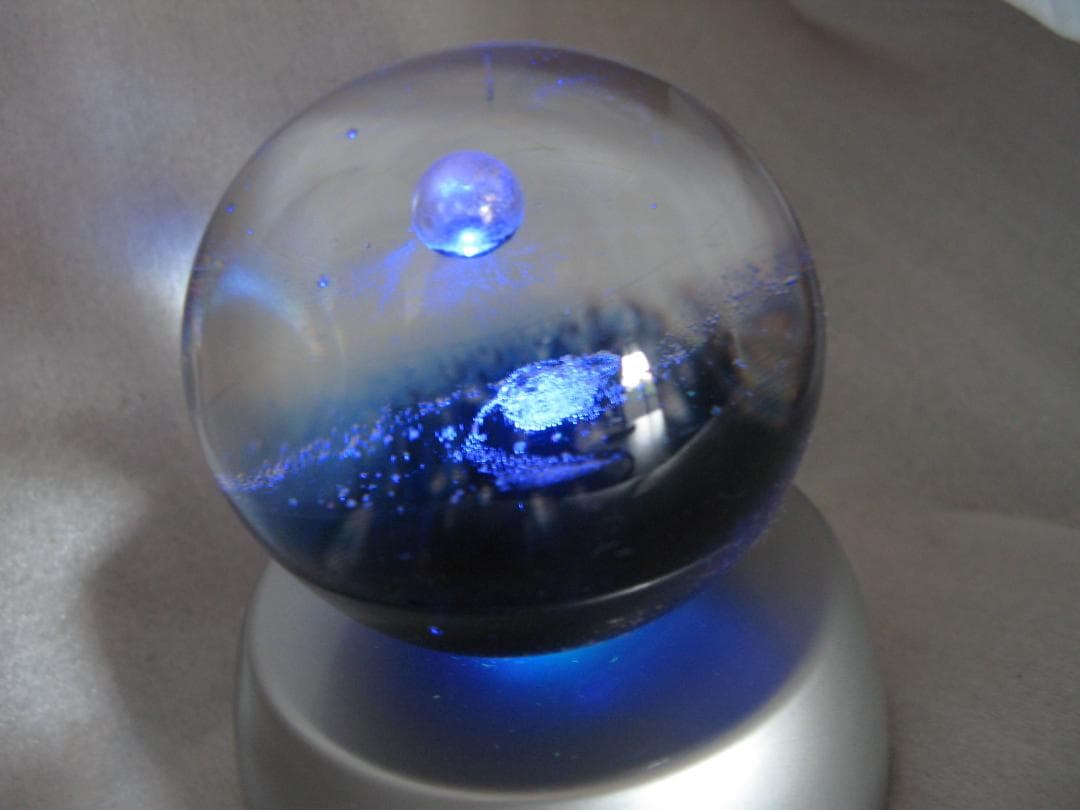 宇宙の銀河をモチーフにしたオブジェ 惑星 ガラスのアーティスト ワタナベカズオ