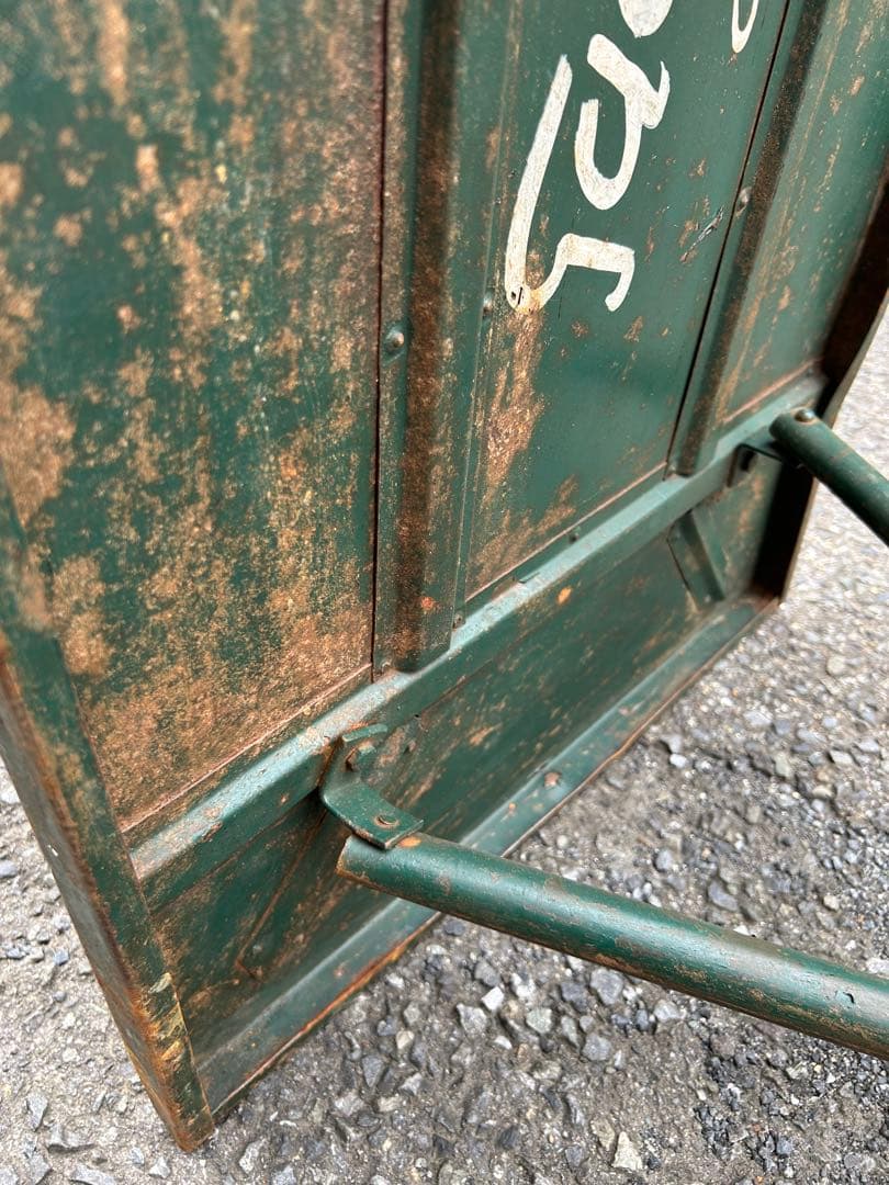 ビンテージ　折りたたみ式金属テーブル