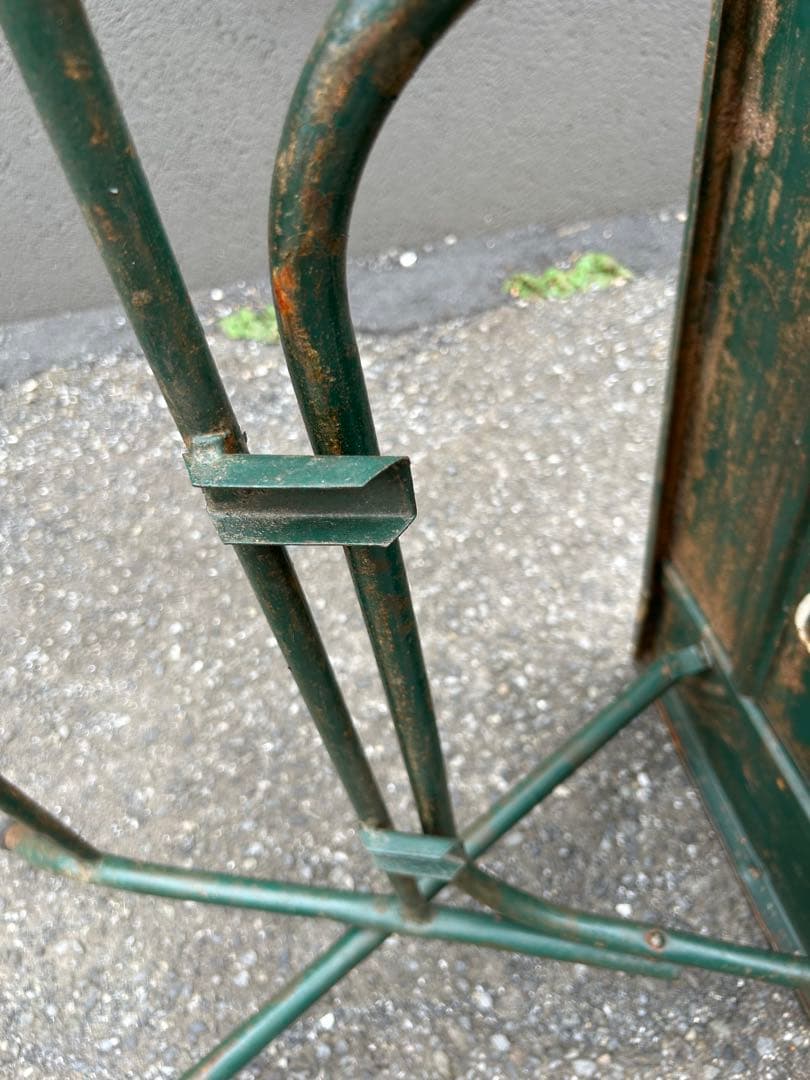 ビンテージ　折りたたみ式金属テーブル