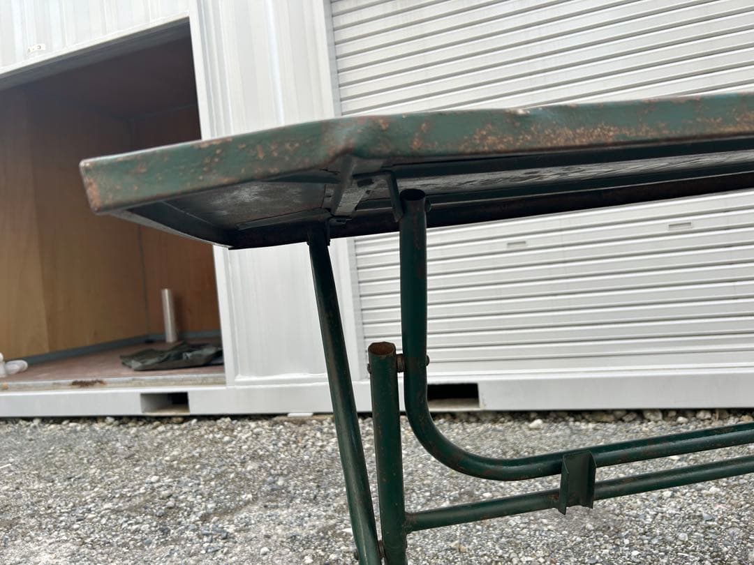 ビンテージ　折りたたみ式金属テーブル