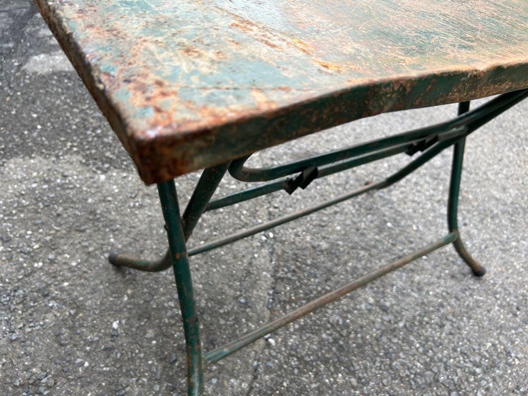 ビンテージ　折りたたみ式金属テーブル