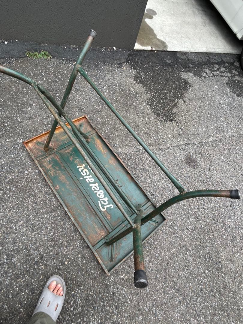 ビンテージ　折りたたみ式金属テーブル