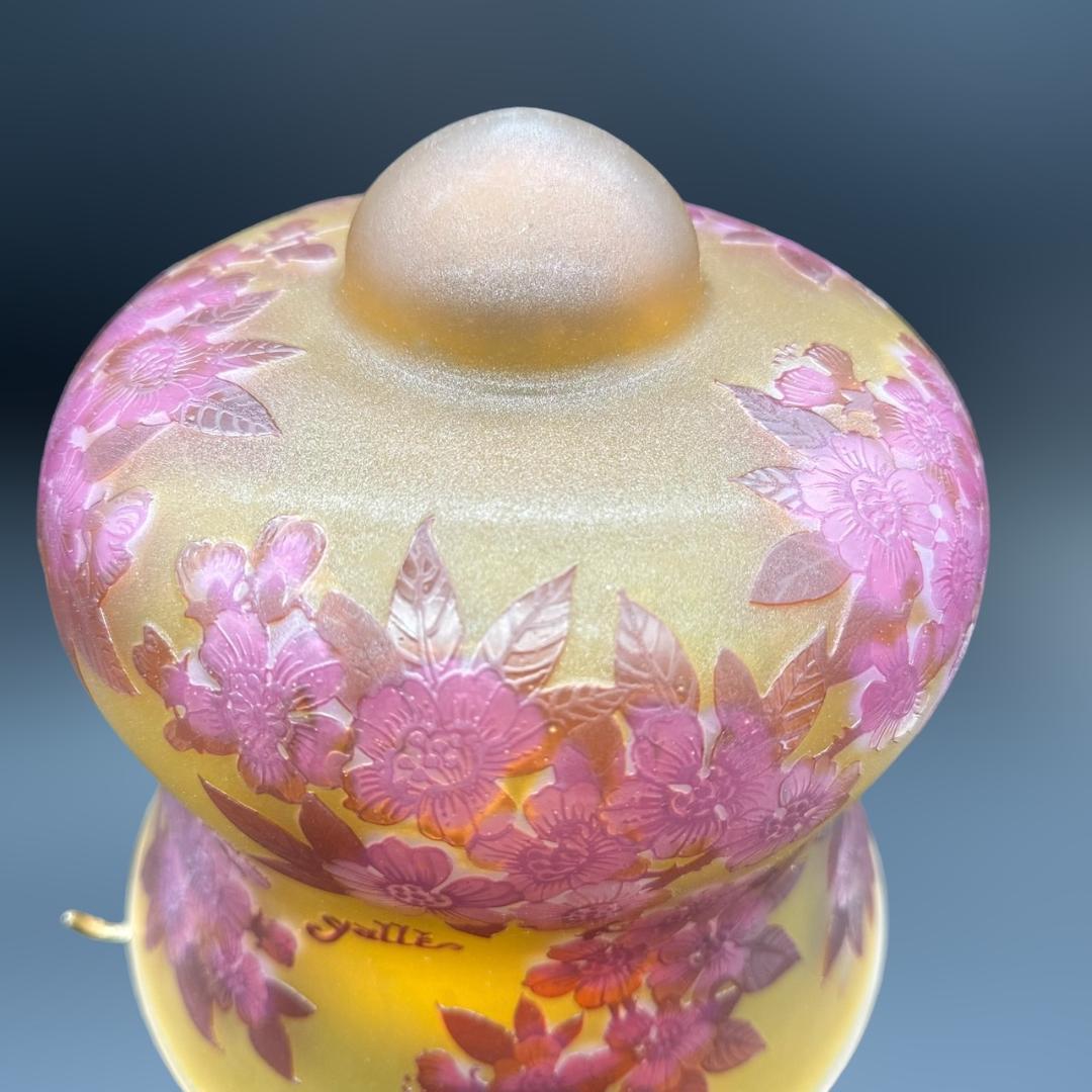 エミールガレ　 二灯ランプ 　林檎紋　カメオ彫り　被せガラス　高さ50ｃｍ