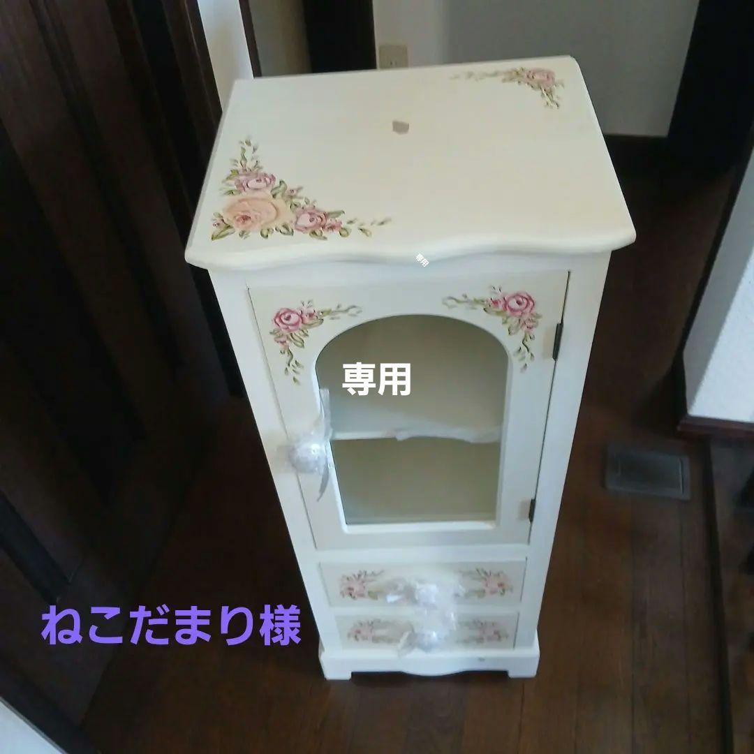 花柄デザインの木製キャビネット