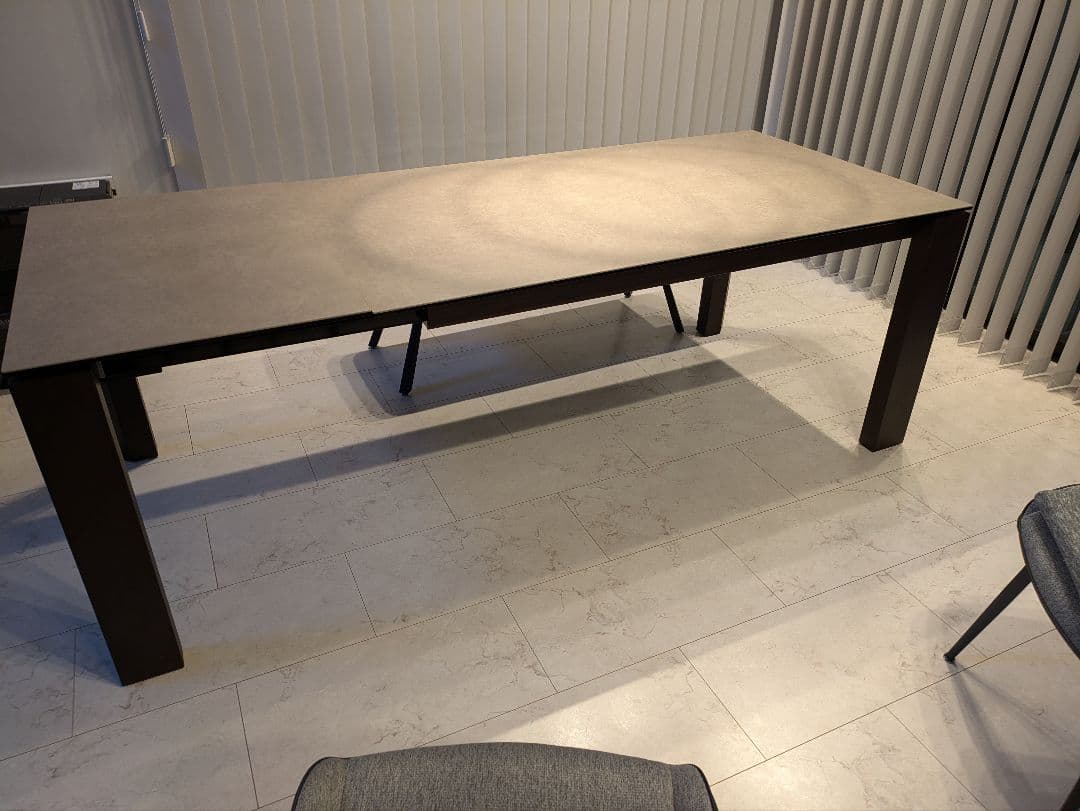 カリガリス オムニア 伸張 セラミック ダイニングテーブル