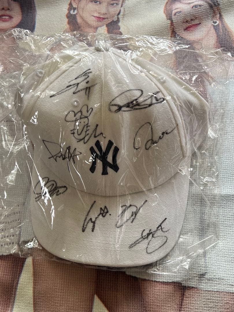 TWICE 2020年お年玉プレゼントサイン入りキャップ