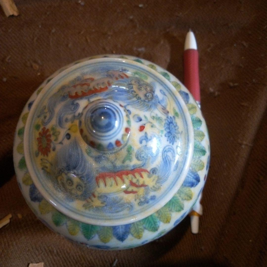 中国陶磁器　明赤絵　蓋付壺　天