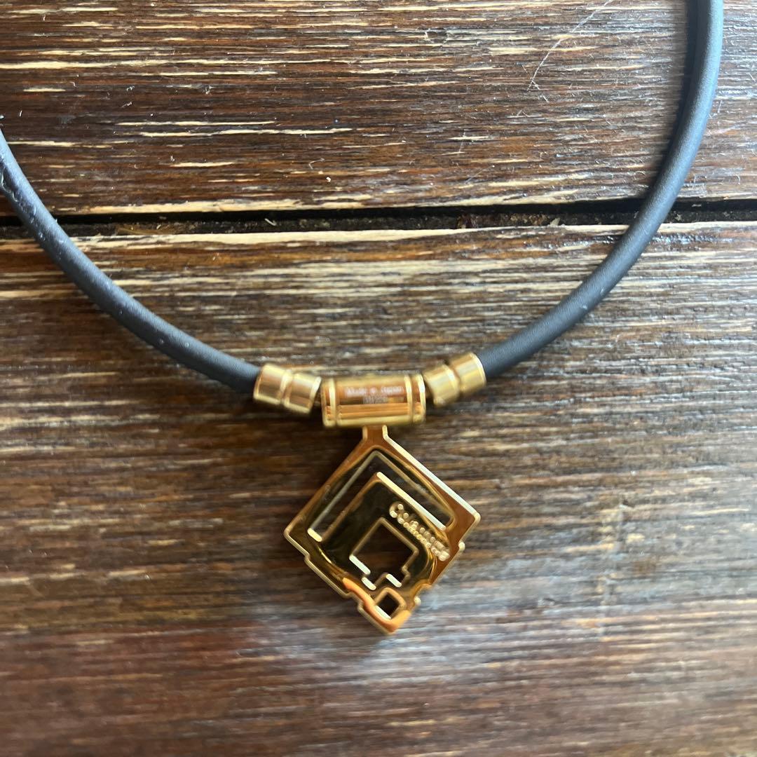 ARK52コランテッド 幾何学的デザイン ネックレス ブラック ゴールド