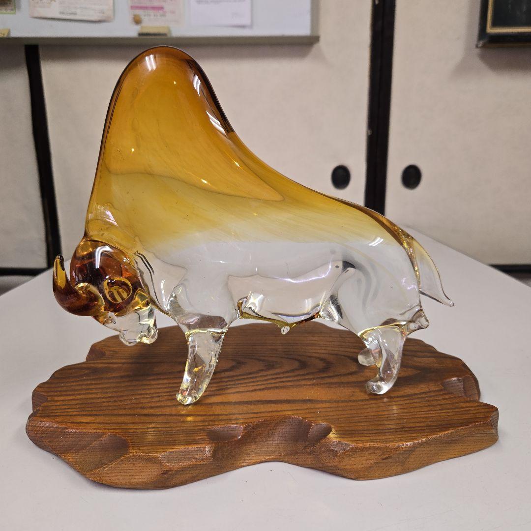 牛の置物　マルティガラス　木製置台付き