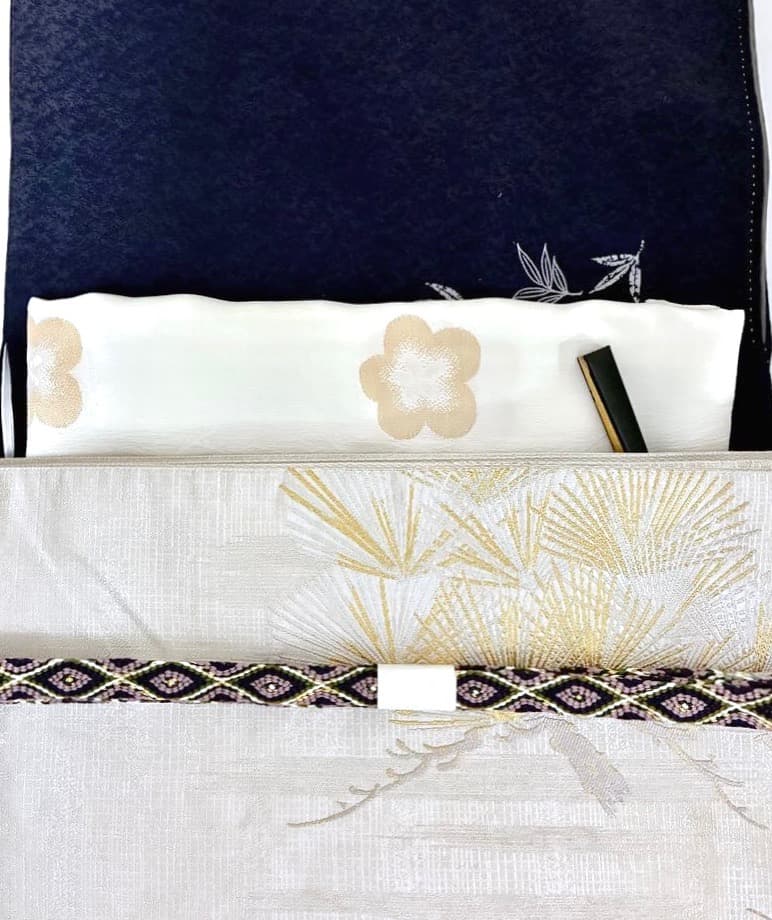 ご予約中です 初春 吉祥南天柄 上質正絹紋意匠 一つ紋 訪問着 深い濃紺色