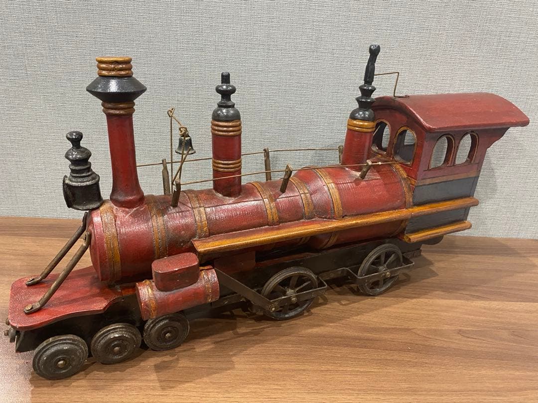 サイドのモデルウッドの列車の機関車