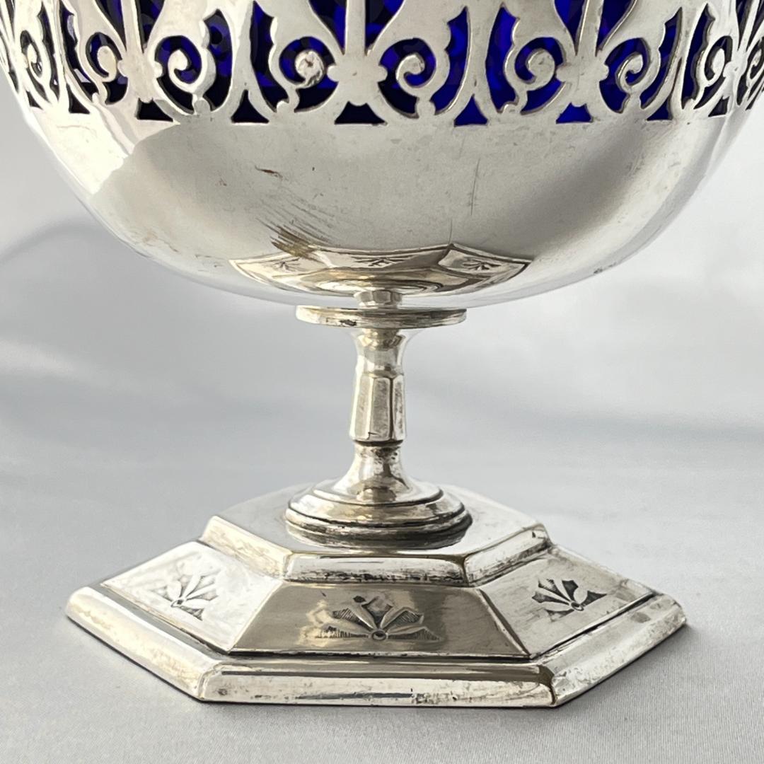 【英国】 透かしのボンボンスタンド【シルバープレート / ガラス】ハンドル付き