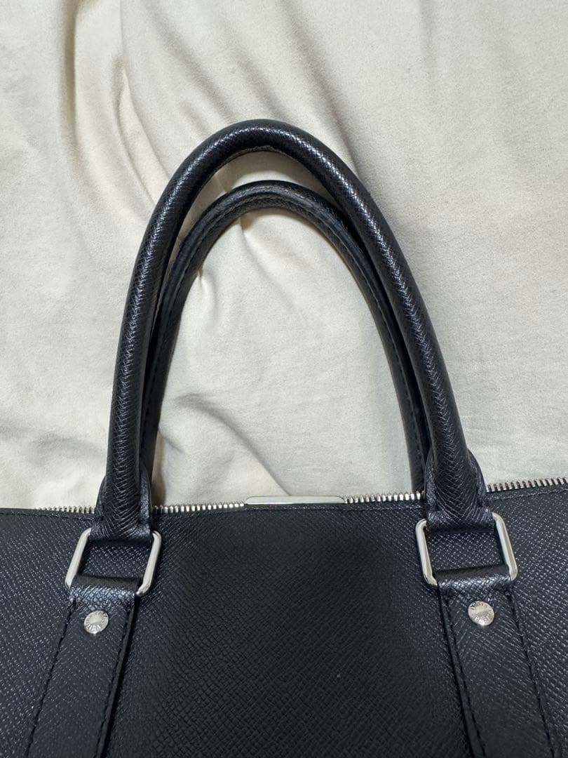 黒のビジネスバッグ 合成皮革製　ヴィトン