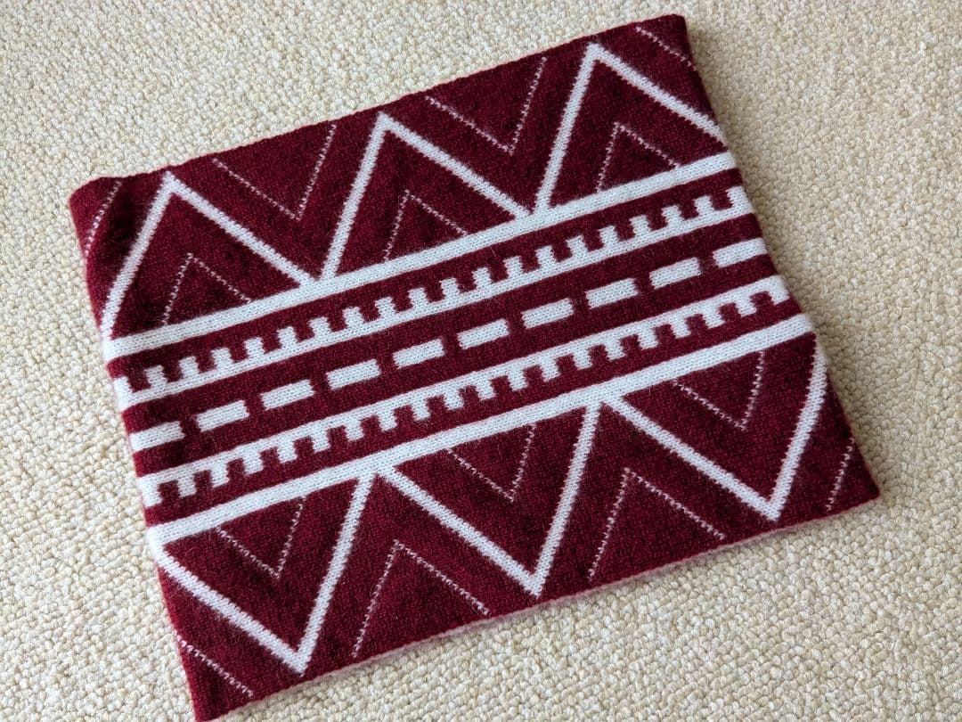 匿名配送　新品未使用　UTO カシミヤネックウォーマー 幾何学模様 取扱説明書付