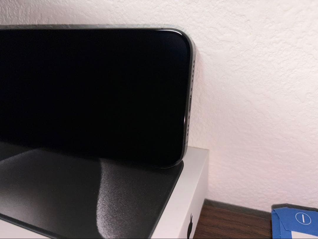 【極美品】iPhone15 Pro ブラックチタニウム　128GB 本体