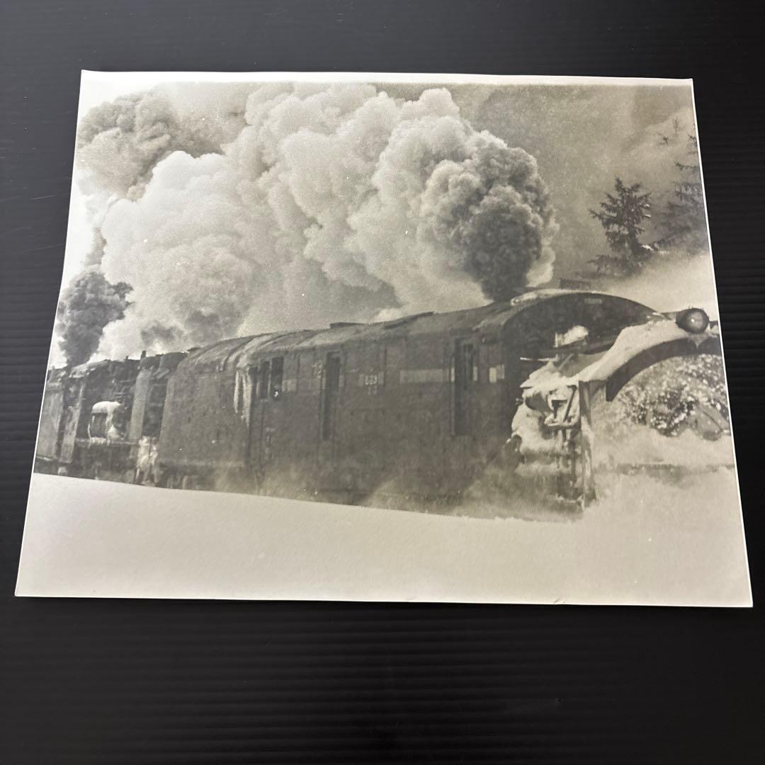 蒸気機関車 雪中走行 モノクロ写真