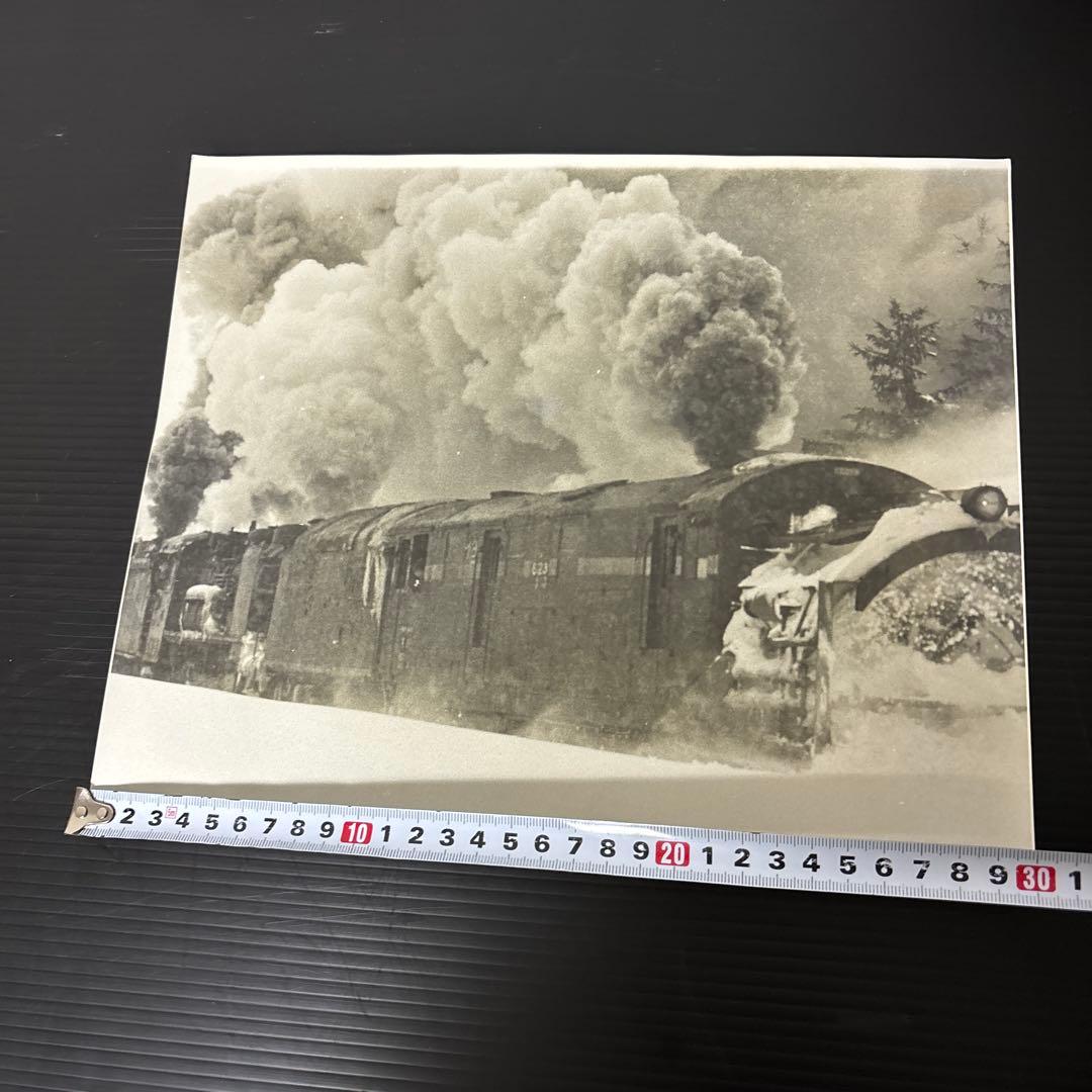 蒸気機関車 雪中走行 モノクロ写真