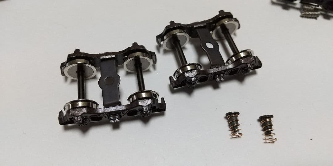 二軸先台車✕２、 従台車 １、テンダー台車✕２、他パーツ。HOゲージ。