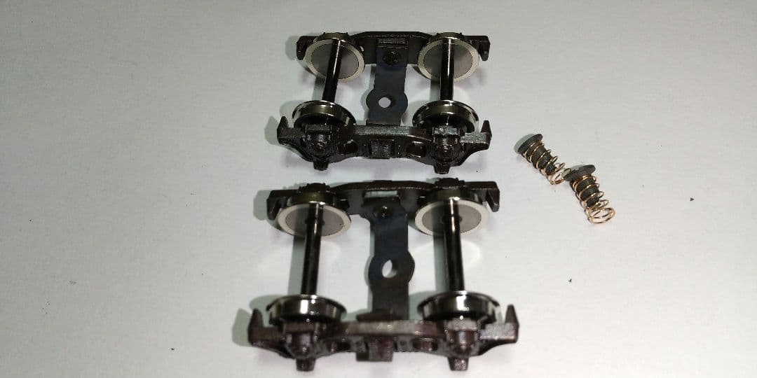 二軸先台車✕２、 従台車 １、テンダー台車✕２、他パーツ。HOゲージ。