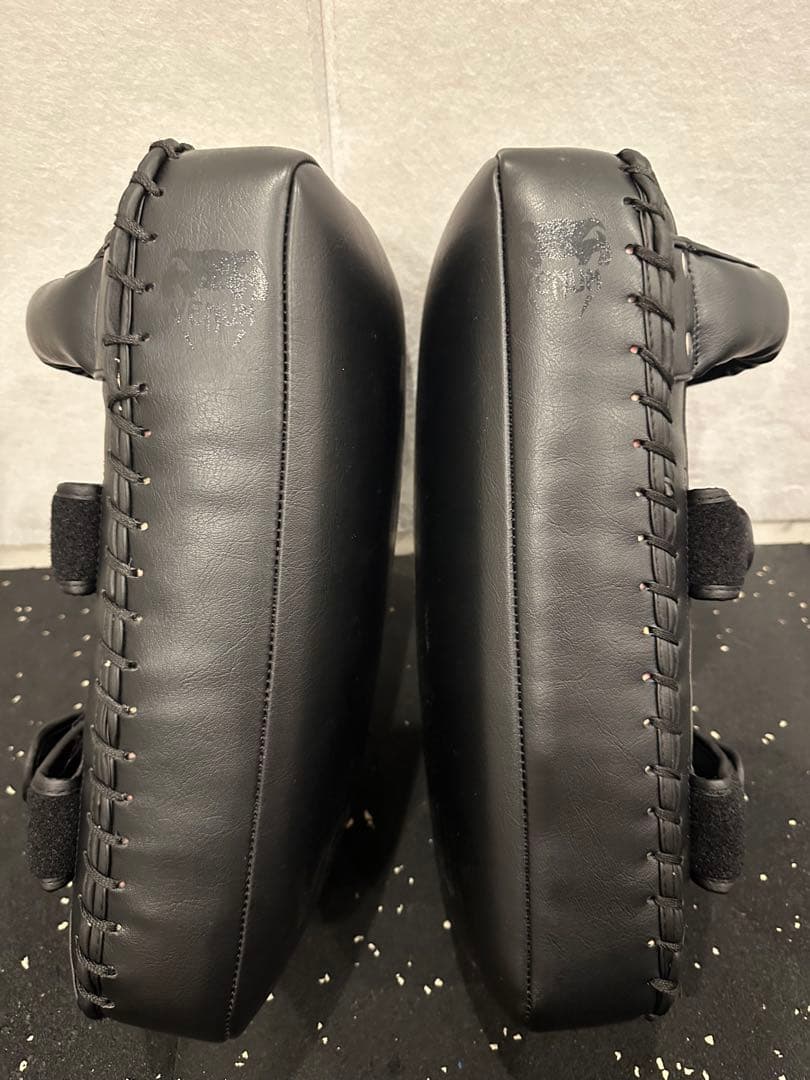 Venum ブラック キックミット