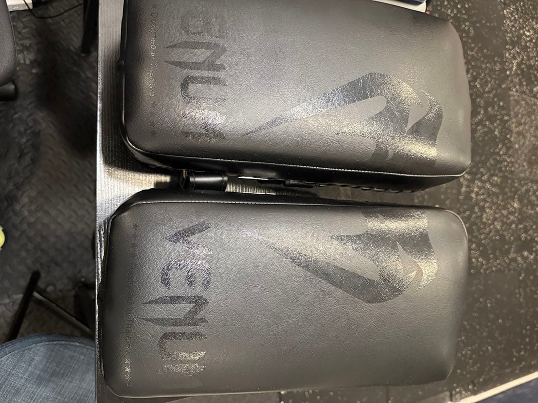 Venum ブラック キックミット