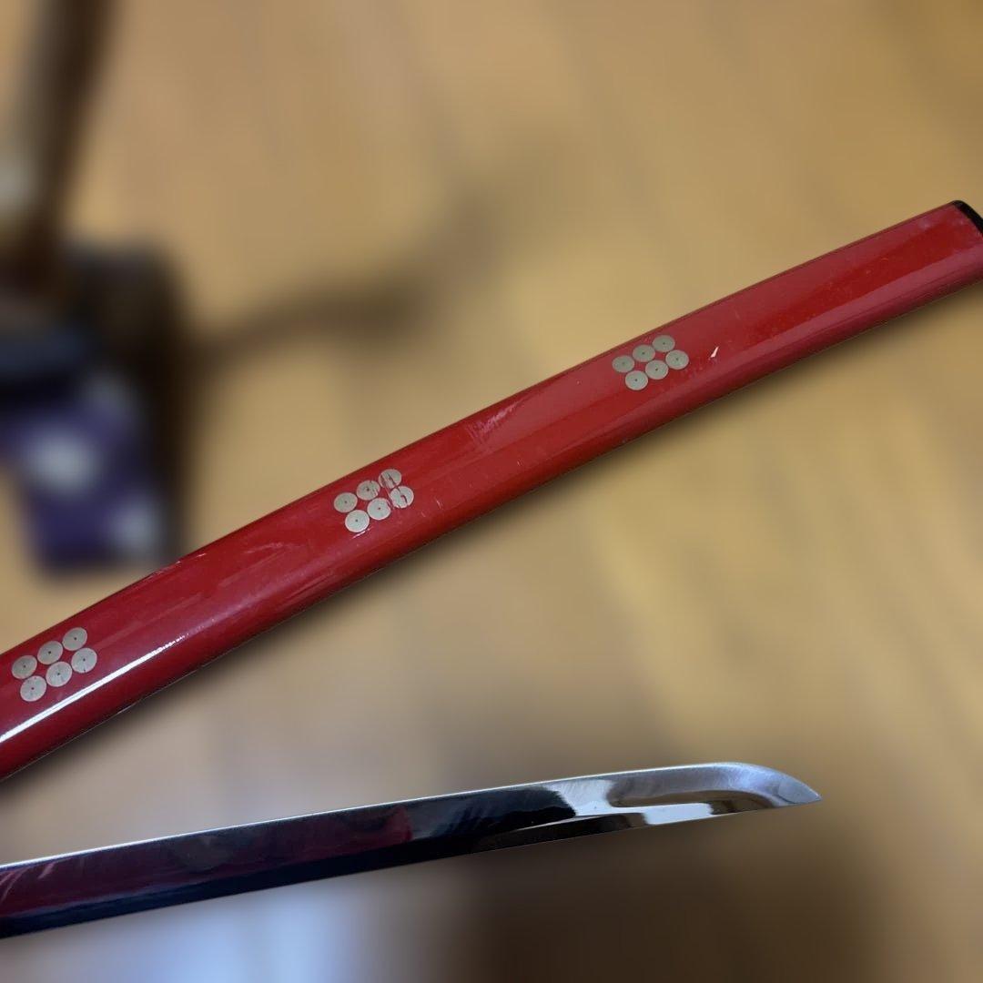 赤い刀 金色の鍔 紫色の台座