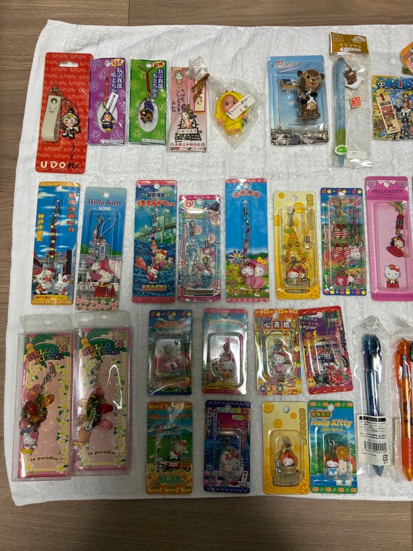 ご当地キティ等のまとめ売り　ボールペン、シャーペン、ストラップなど　90個以上