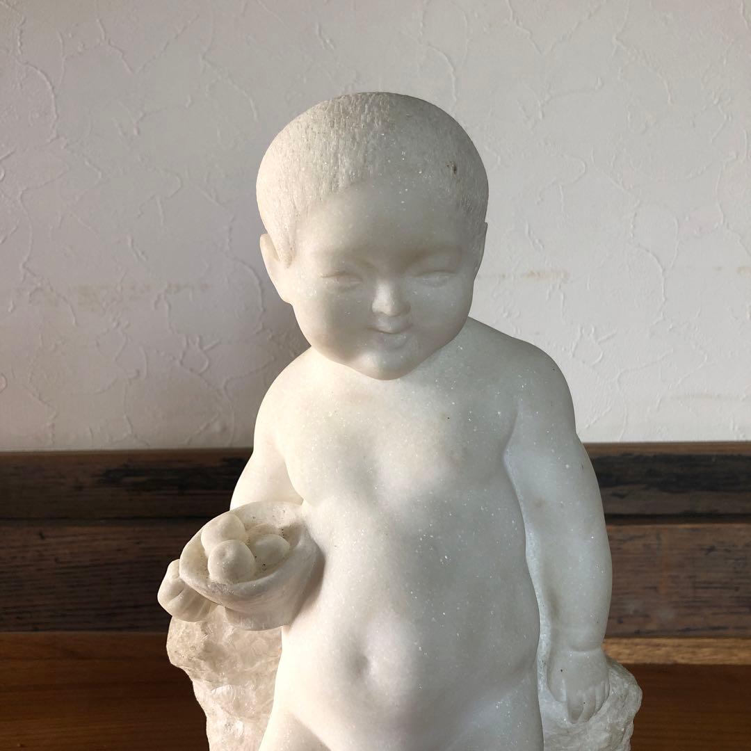 蔵の中にあった大理石の男児像