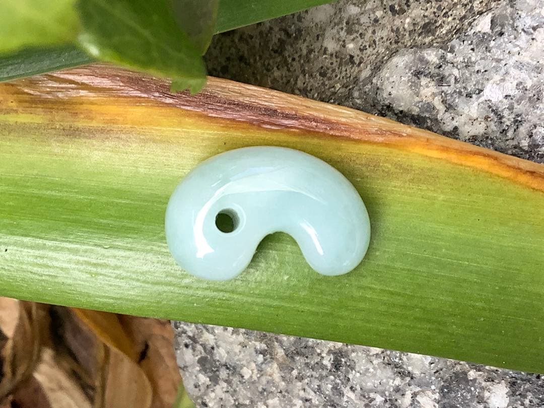 ✳本物の守護石をお身近に‼️ 出雲型糸魚川翡翠勾玉50万円以上の端材使用　鑑別書付