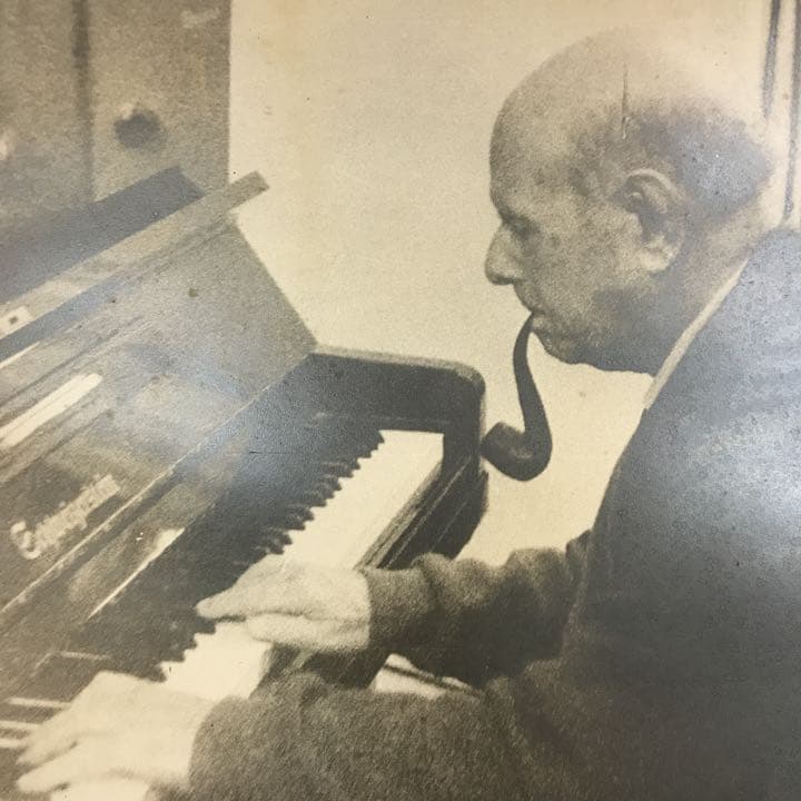 老人とパイプがGERSHWIN PIANOを弾く写真【即購入OK‼️】