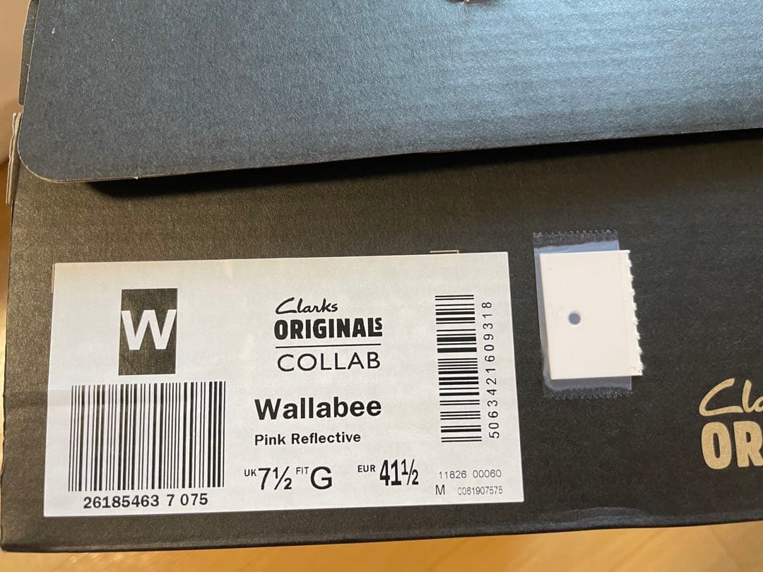 靴 Supreme Clarks Reflective Wallabee Pink