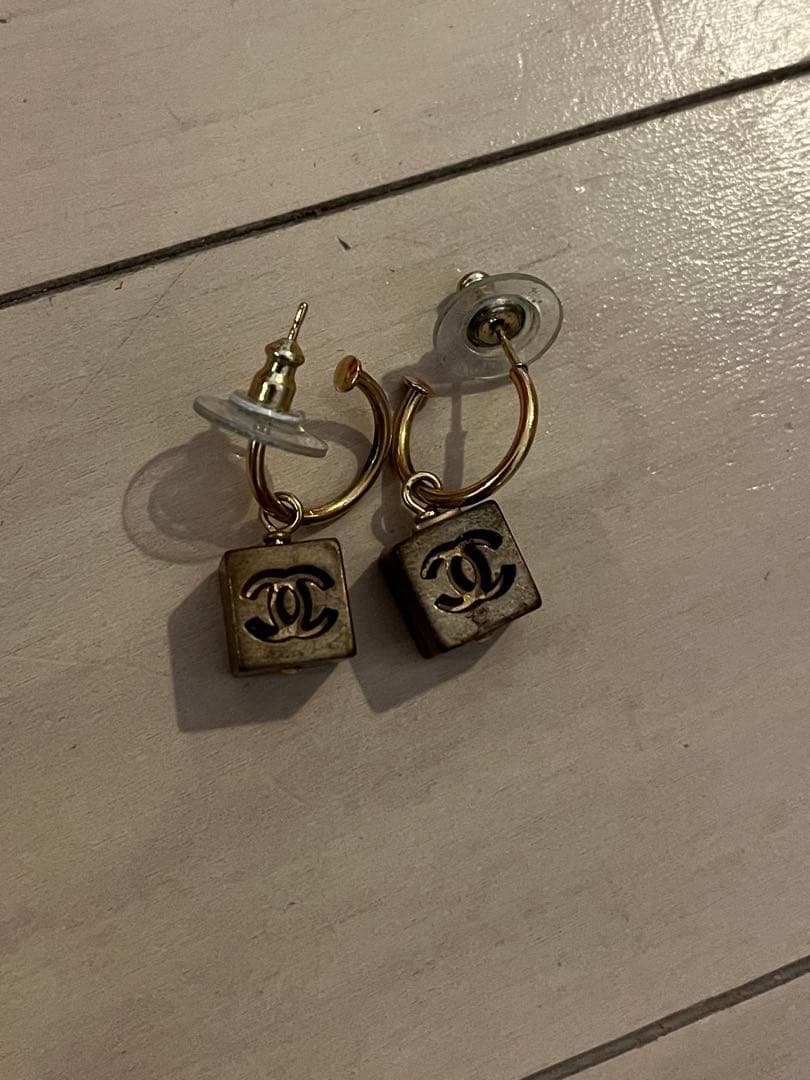 ジャンク　CHANEL ロゴ入りフープピアス　キューブ　ゴールド