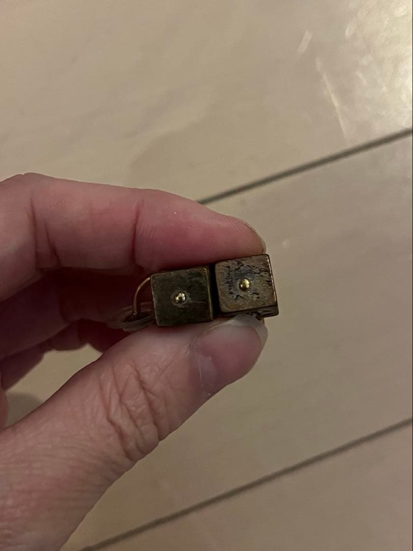 ジャンク　CHANEL ロゴ入りフープピアス　キューブ　ゴールド