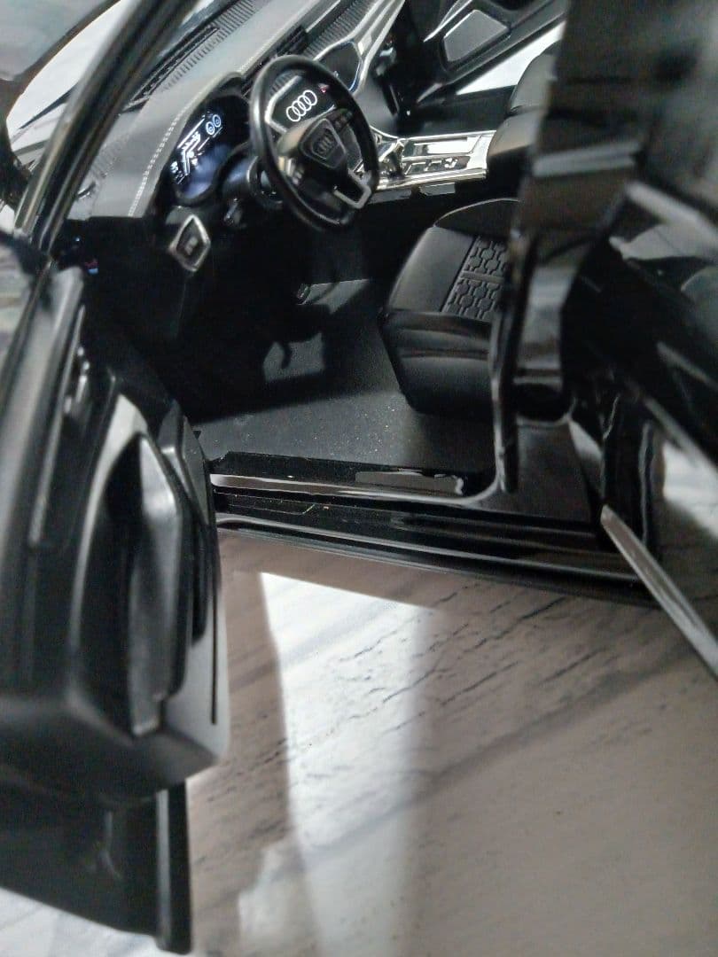 1/18 アウディ　RS6 アバント C8 ダイキャスト　ミニカー　ブラック