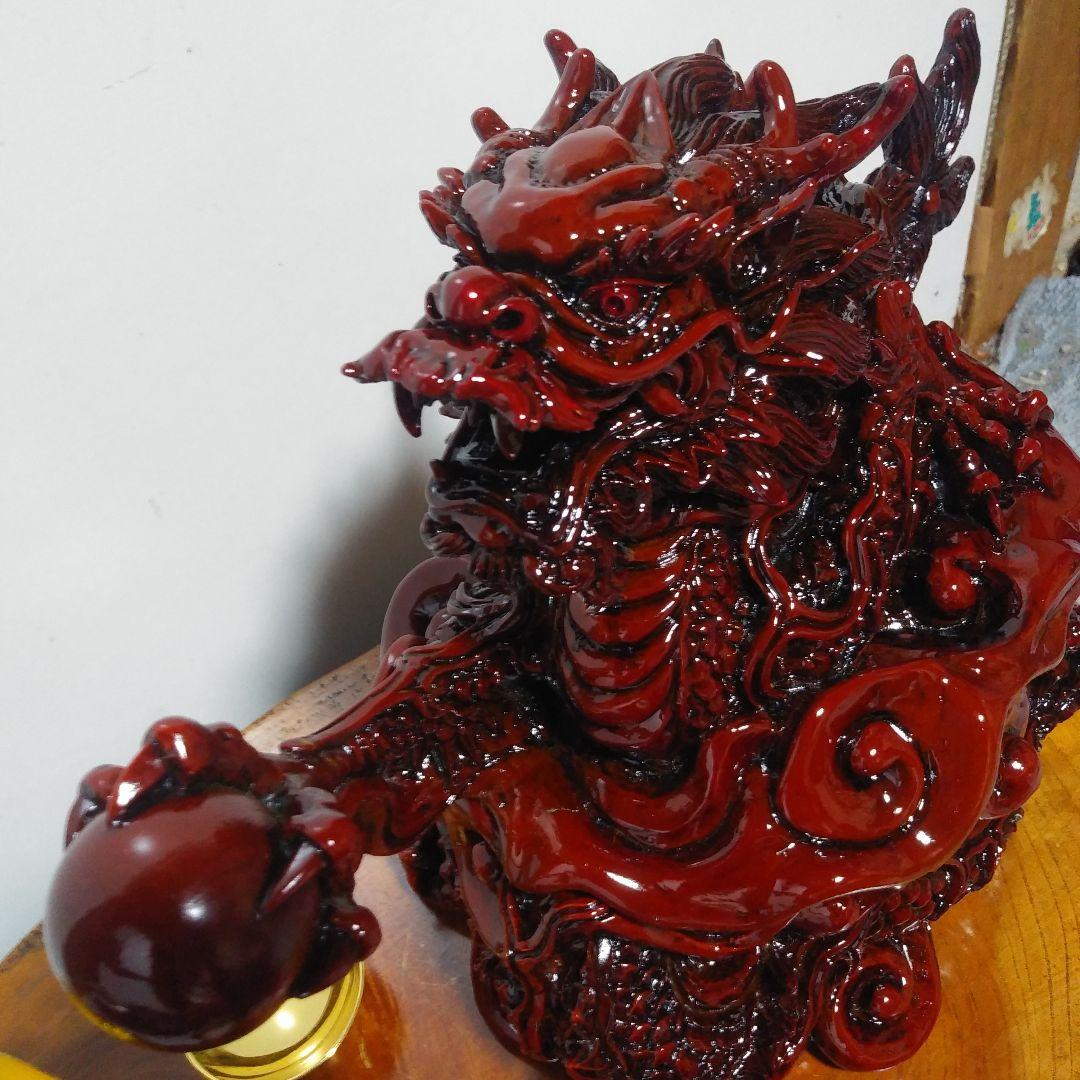 赤色の龍の彫刻 置物