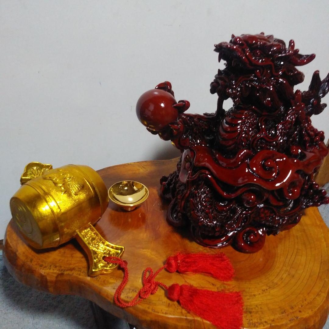 赤色の龍の彫刻 置物