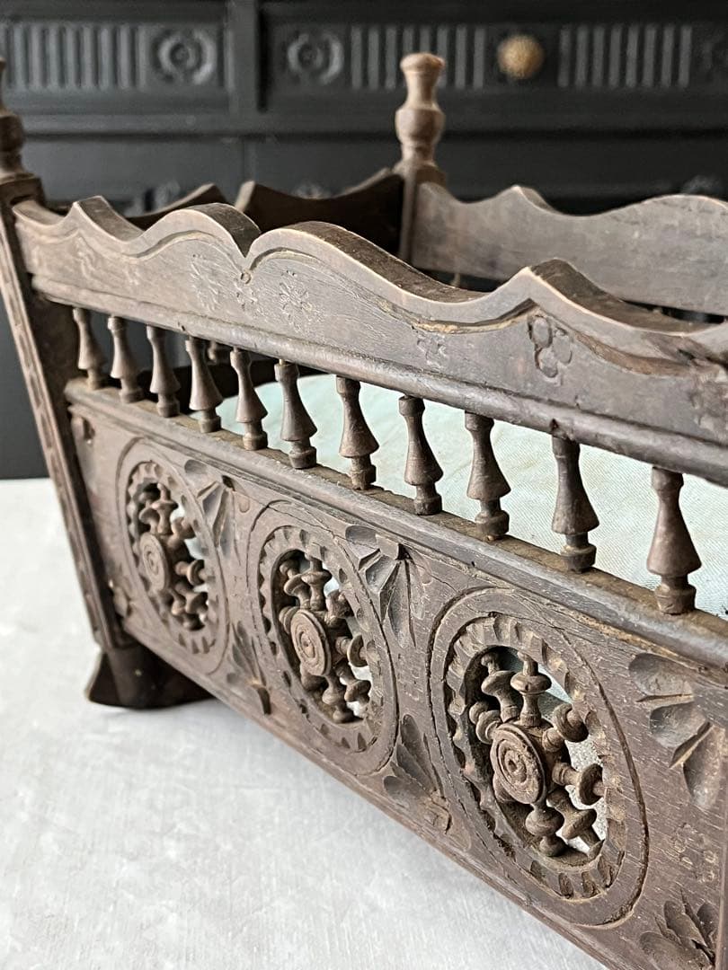 【美品】フランスアンティーク ブルターニュ木製細工 ドール用ベッド[3114]