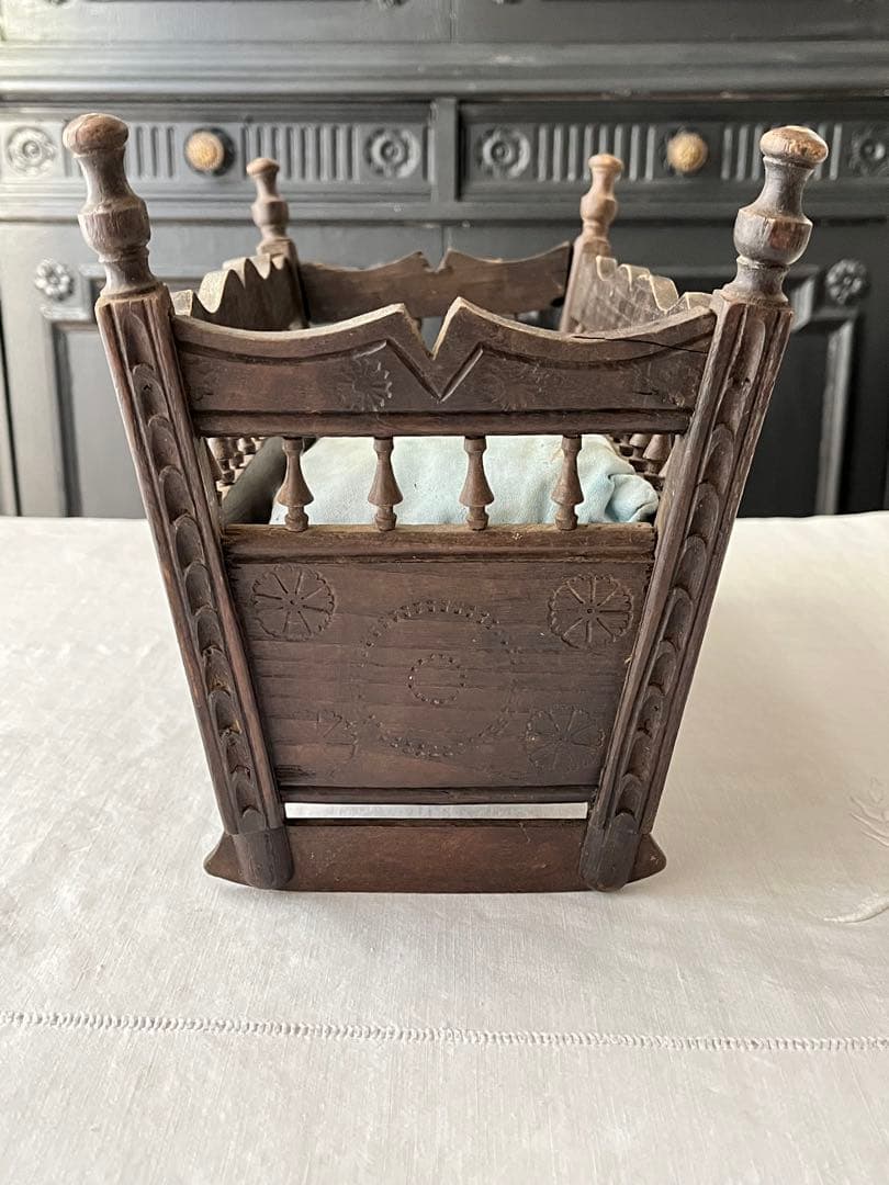 【美品】フランスアンティーク ブルターニュ木製細工 ドール用ベッド[3114]