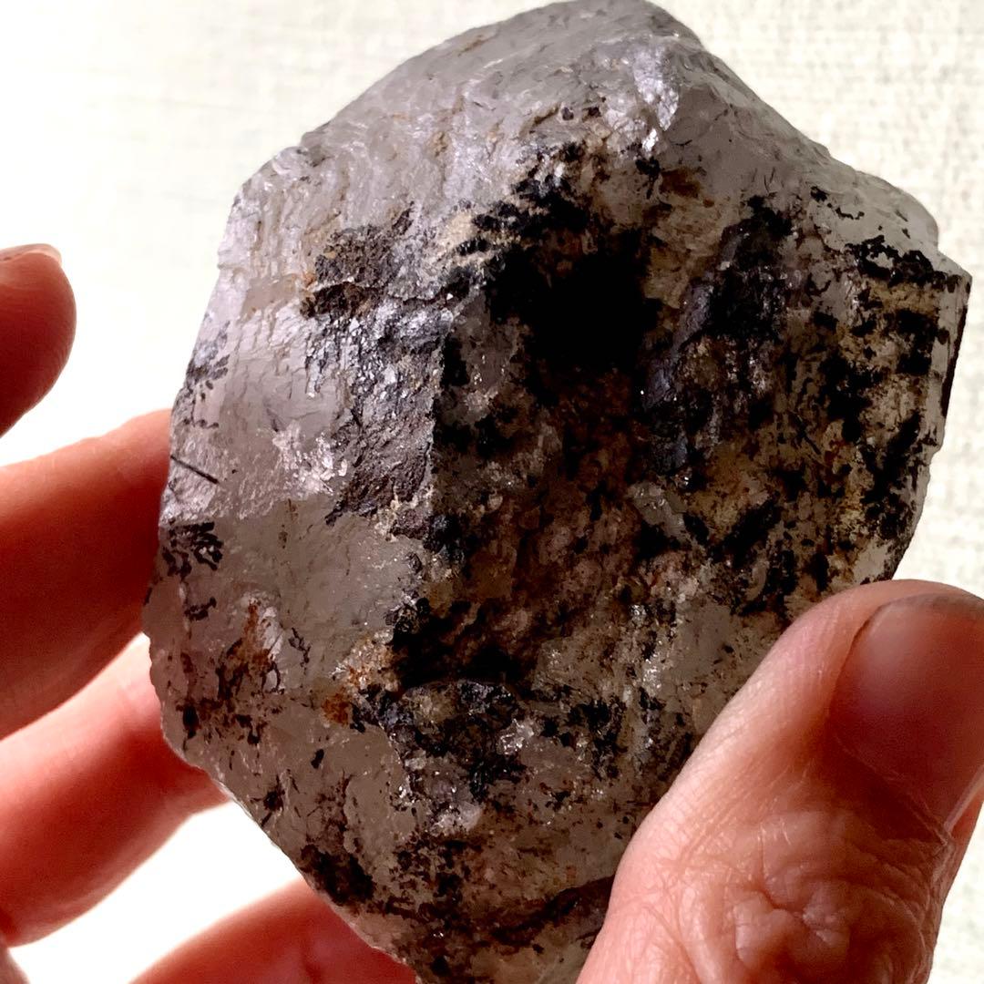 シン・ザギマウンテンクォーツ56/広い平面/太い黒針入り/グレー