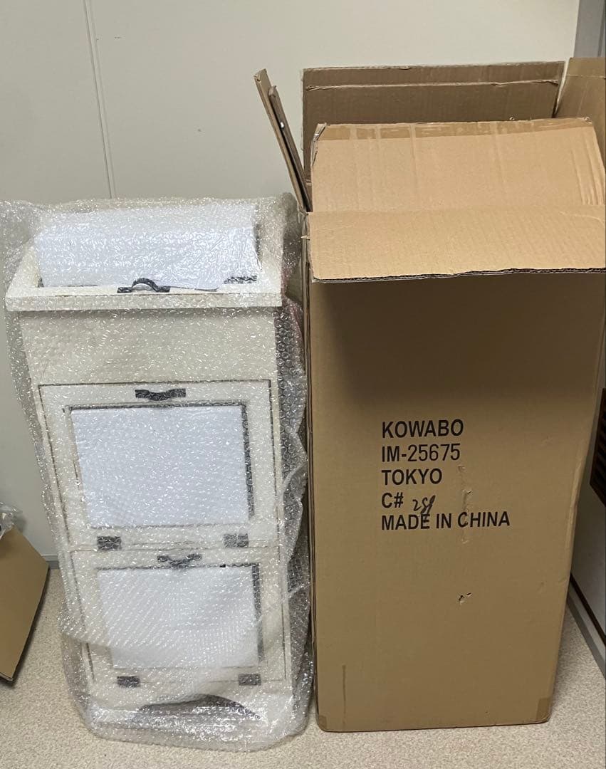 新品　アンティーク調　ガラスキャビネット