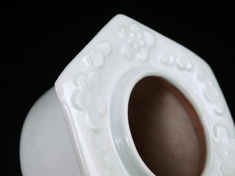 古伊万里　白磁　壺型　陽刻　梅花の図　六角　盃台　D193AS-CGn