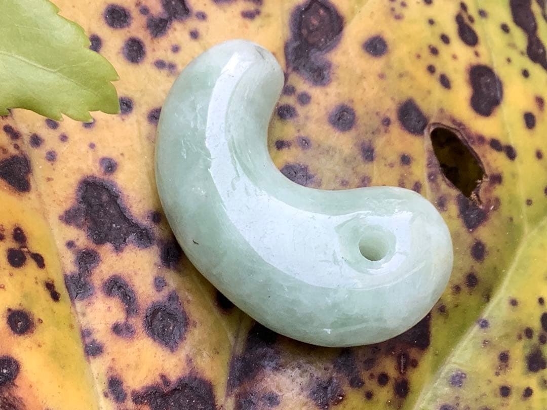 お試し安価卸し‼️業者様もご遠慮なく　糸魚川翡翠勾玉本物ジェダイト　機械鑑定書取得