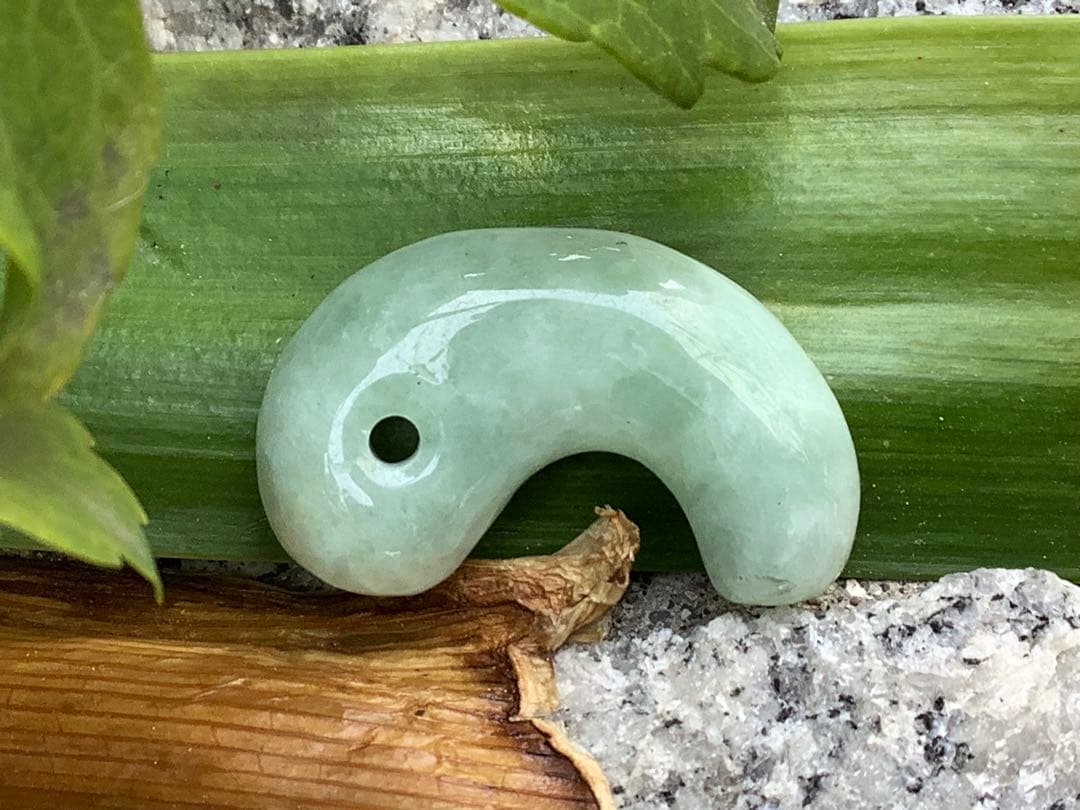 お試し安価卸し‼️業者様もご遠慮なく　糸魚川翡翠勾玉本物ジェダイト　機械鑑定書取得