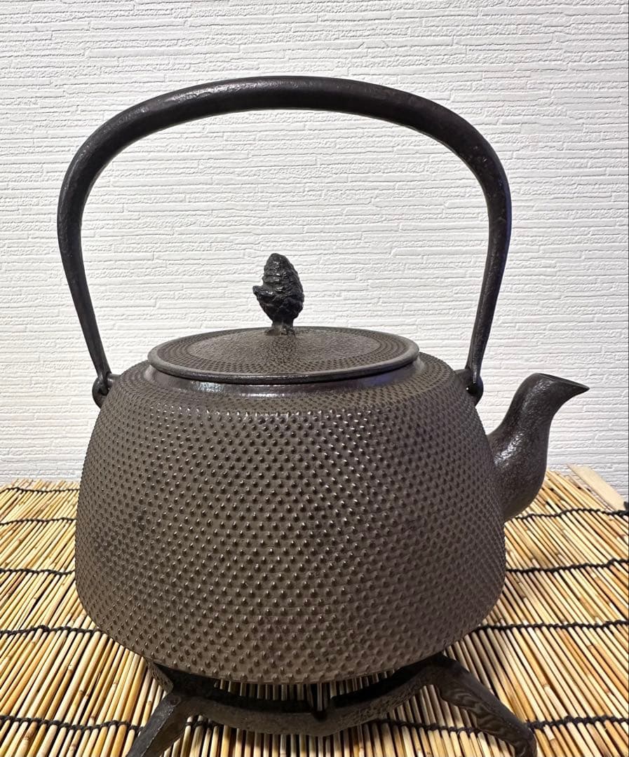 未使用品、タグ付　南部三厳堂造　２０型アラレ　南部鉄瓶　南部鉄器　調理器具