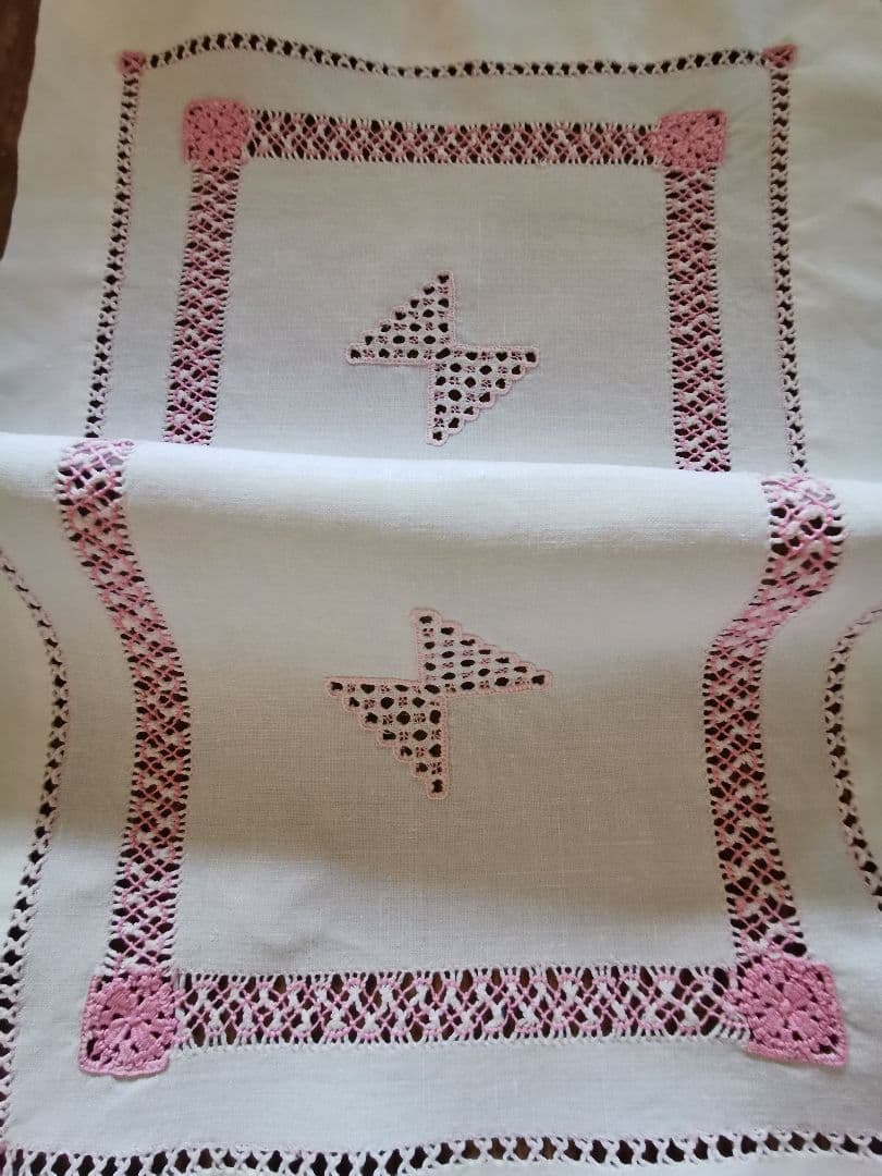 アンティーク イタリア購入 ハーダンガー蝶々刺繍 レアで美しいピンク糸刺繍クロス