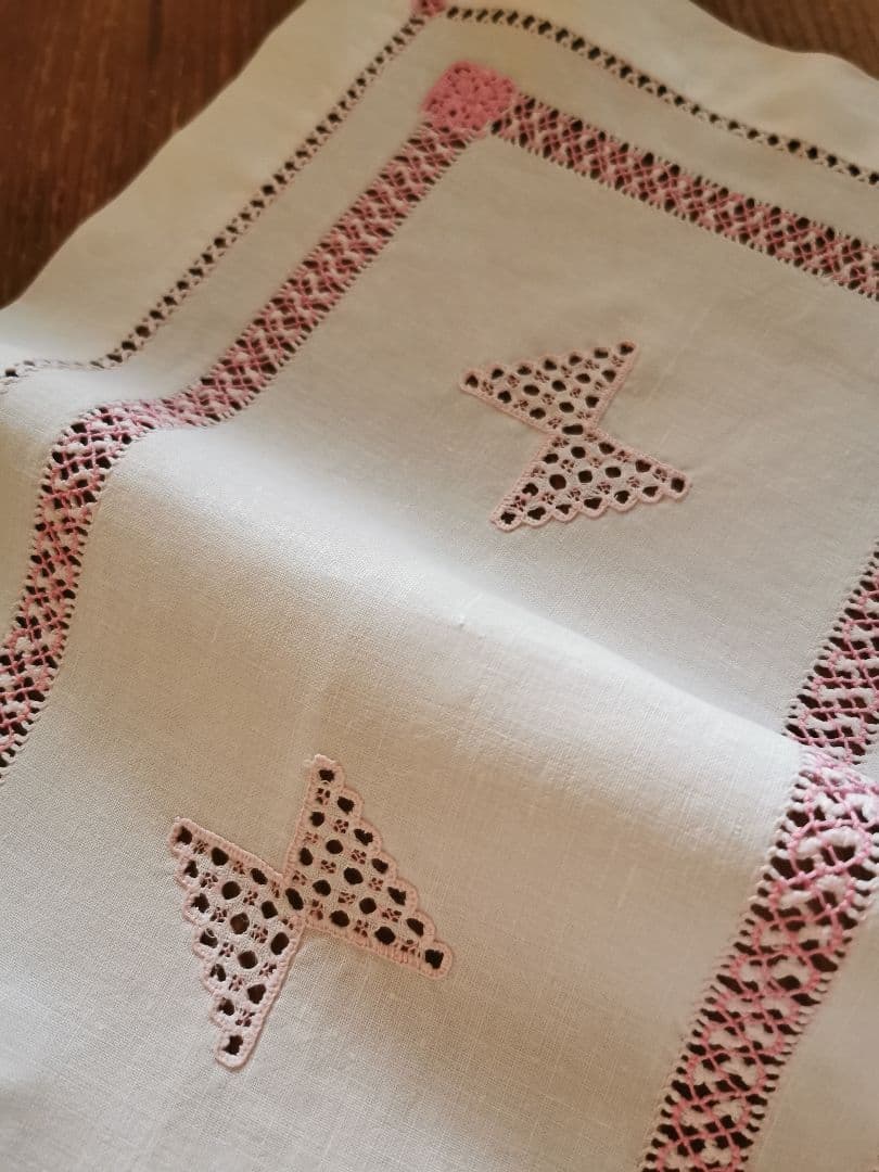 アンティーク イタリア購入 ハーダンガー蝶々刺繍 レアで美しいピンク糸刺繍クロス